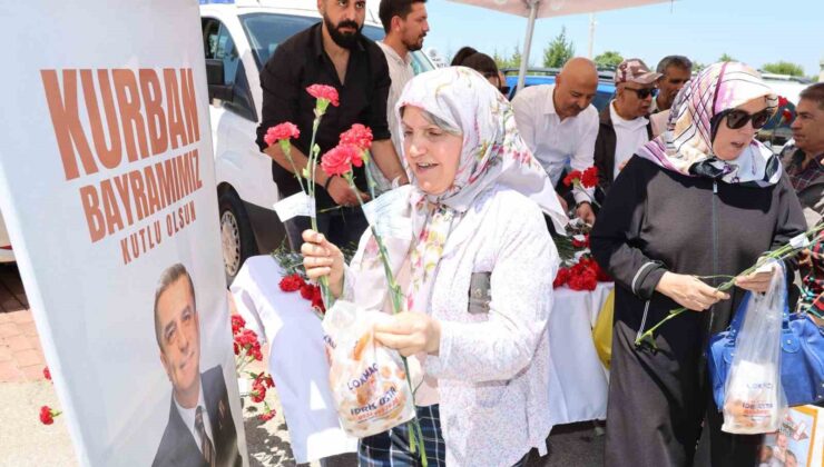 Şehzadeler Belediyesinden karanfil dağıtımı
