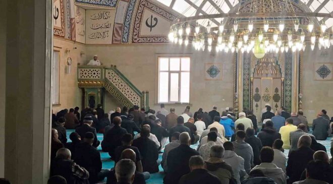 Selendi’de bayram namazında camiler doldu