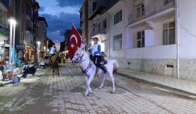 Selendi’de cirit atlı fener alayı