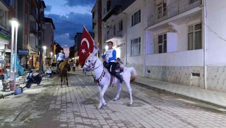 Selendi’de cirit atlı fener alayı