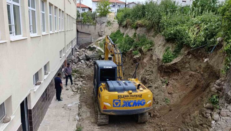 Selendi’de çöken okul duvarında yapım çalışmaları başladı
