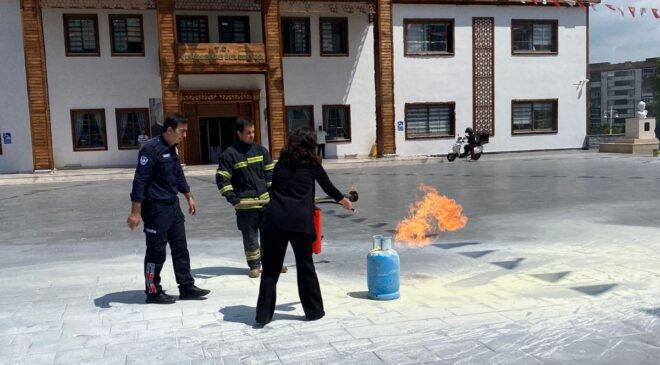 Yunusemre Belediyesi’nde gerçeğini aratmayan yangın tatbikatı