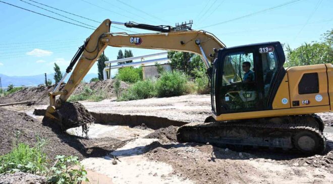 Alaşehir’de Zeytinçayı Deresi temizlendi, taşkın riskine önlem alındı