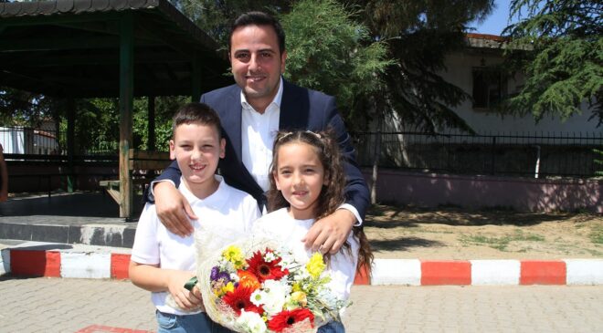 Kula’da 5 bin 557 öğrenci karne heyecanı yaşadı