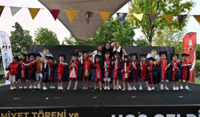 Manisa Büyükşehir’in minikleri yıl sonu gösterisinde alkış topladı