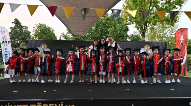 Manisa Büyükşehir’in minikleri yıl sonu gösterisinde alkış topladı