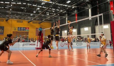 Manisa voleyboluna çifte şampiyona kontenjanı kazandırdılar