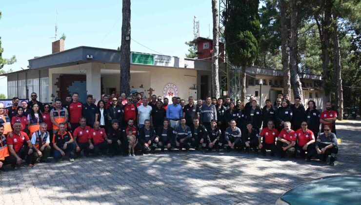 Manisa’da afet kahramanlarına akreditasyon arması takıldı