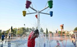 Manisa’da çocuklara serinleten karne hediyesi