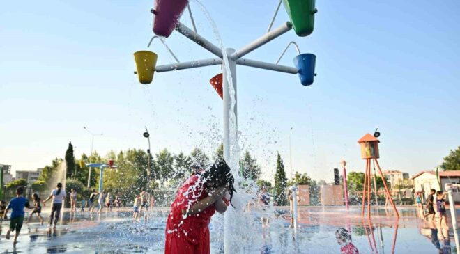 Manisa’da çocuklara serinleten karne hediyesi
