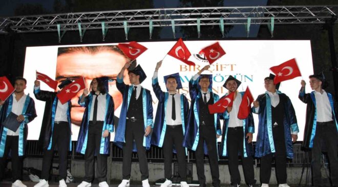 Salihli Anadolu Lisesi’nde mezuniyet coşkusu