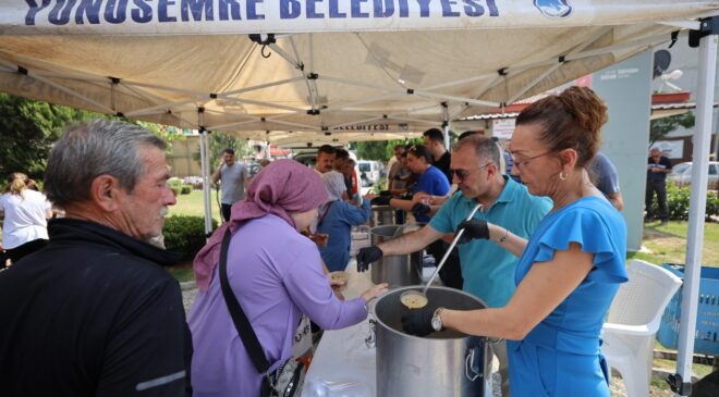 Yunusemre’de aşure bereketi mahalle mahalle yayılıyor
