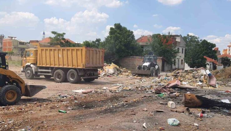 Yunusemre’de boş arazilere usulsüz dökülen 8 kamyon atık toplandı