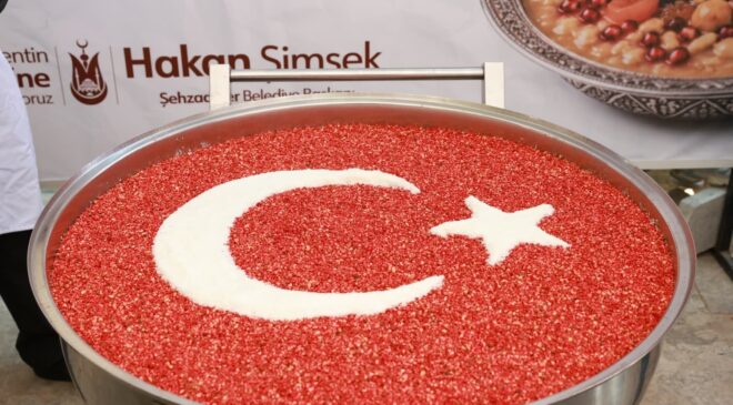 Başkan Hakan Şimşek hemşerileriyle aşure bereketini paylaştı