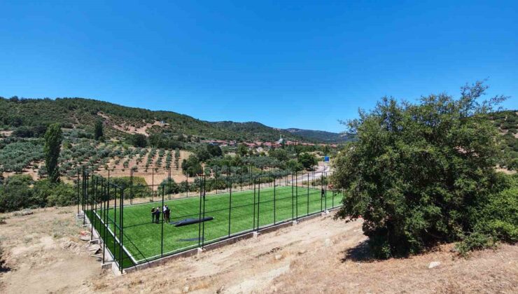 Demirci’de 11 kırsal mahalleye halı saha yatırımı