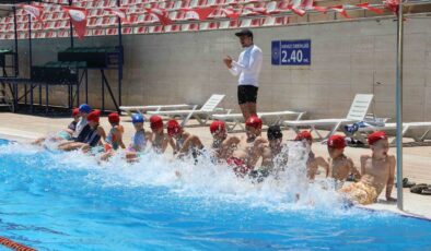 Şehzadeler’de yüzme kursları kapılarını açtı