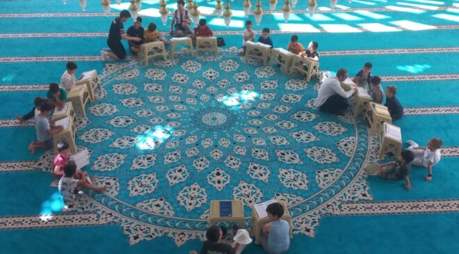 Selendi’de camiler çocuk sesiyle yankılanıyor