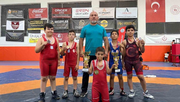 Yunusemre’nin minik pehlivanları madalyaları topladı