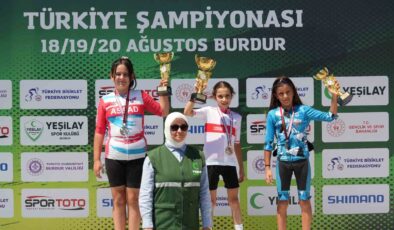 Akhisarlı bisikletçiler Türkiye Şampiyonası’nda kürsüyü doldurdu
