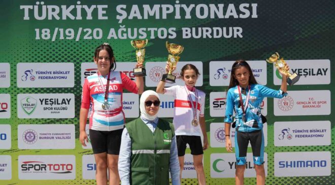 Akhisarlı bisikletçiler Türkiye Şampiyonası’nda kürsüyü doldurdu