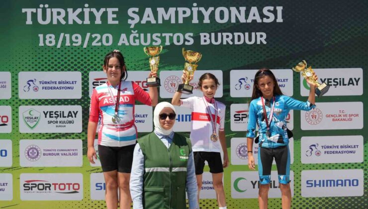 Akhisarlı bisikletçiler Türkiye Şampiyonası’nda kürsüyü doldurdu