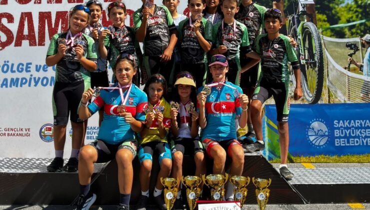 Akhisarlı genç bisikletçilerden büyük başarı