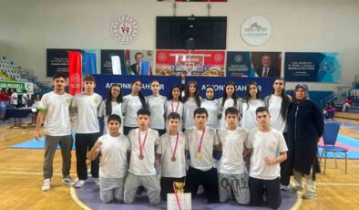 Manisa BBSK karate takım halinde Türkiye üçüncüsü oldu