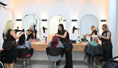 Manisa Emekli Kafe’de kuaför ve berber hizmeti başladı