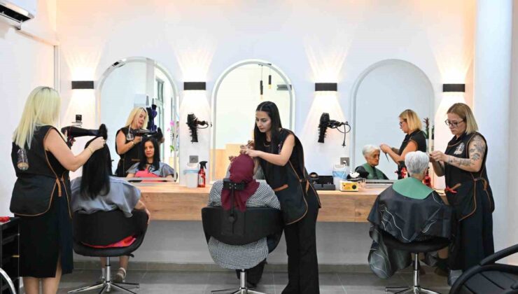 Manisa Emekli Kafe’de kuaför ve berber hizmeti başladı