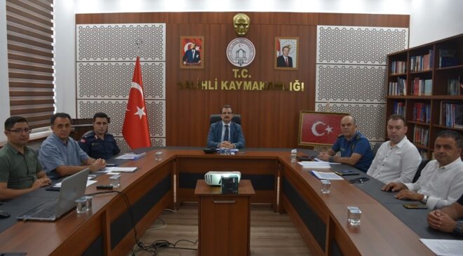 Salihli’de metruk binalar yıkılıyor, hurda araçlar kaldırılıyor