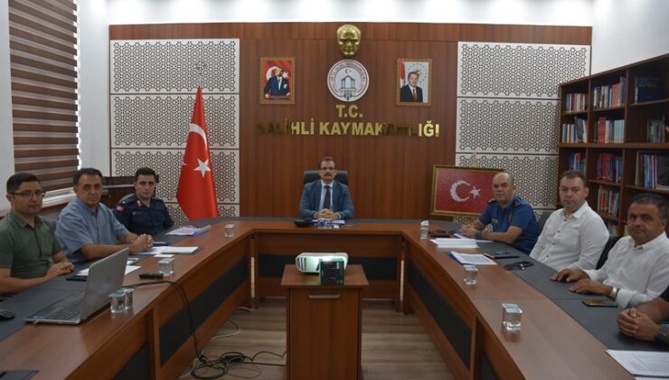 Salihli’de metruk binalar yıkılıyor, hurda araçlar kaldırılıyor
