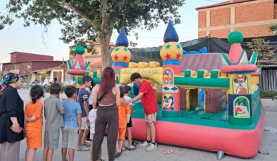 Sarıgöl’de çocukların yüzü şenlikle güldü