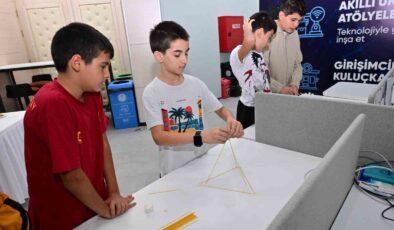 Akademi Manisa’da gençlere robotik ve mühendislik deneyimi