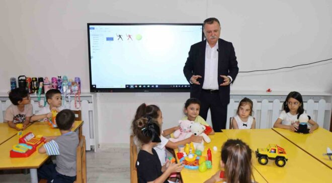 Başkan Balaban yeni eğitim yılında miniklerin heyecanına ortak oldu