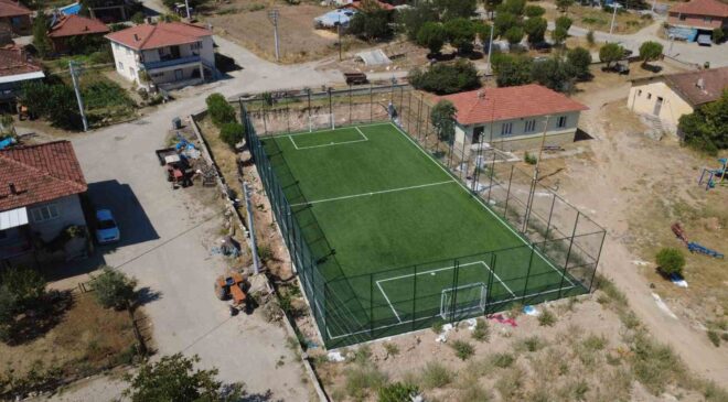 Demirci’de 11 kırsal mahalleye halı saha