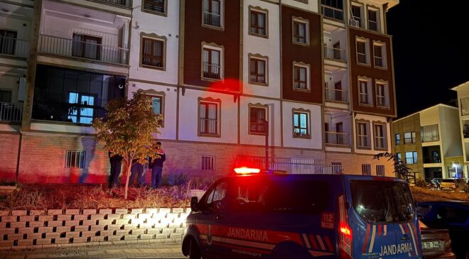 Dengesini kaybeden 17 yaşındaki kız 3. kattan yere düştü