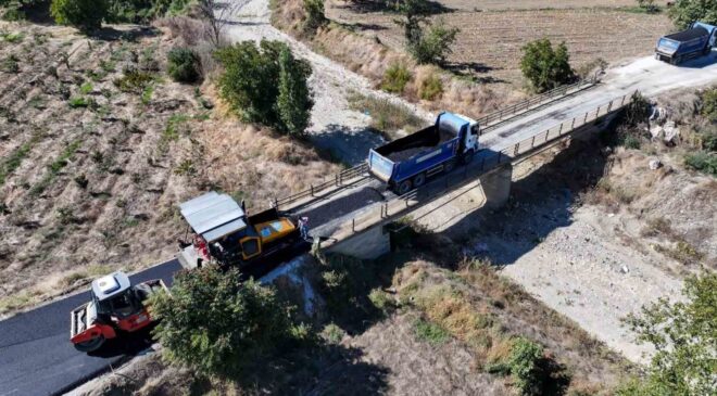 Manisa Büyükşehir, Sarıgöl’de 6 kilometrelik yolu sıcak asfaltla buluşturuyor