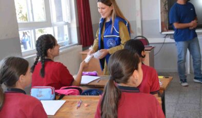 Minik öğrencilerin yeni eğitim yılı sevincine ortak oldular