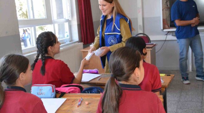 Minik öğrencilerin yeni eğitim yılı sevincine ortak oldular
