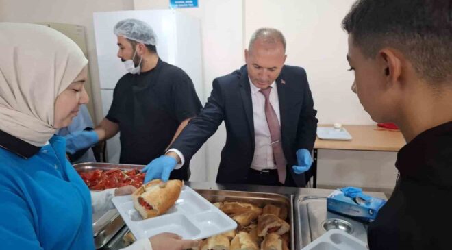 Sarıgöl Milli Eğitim Müdürü pansiyonda kalan öğrencilere yemek dağıttı