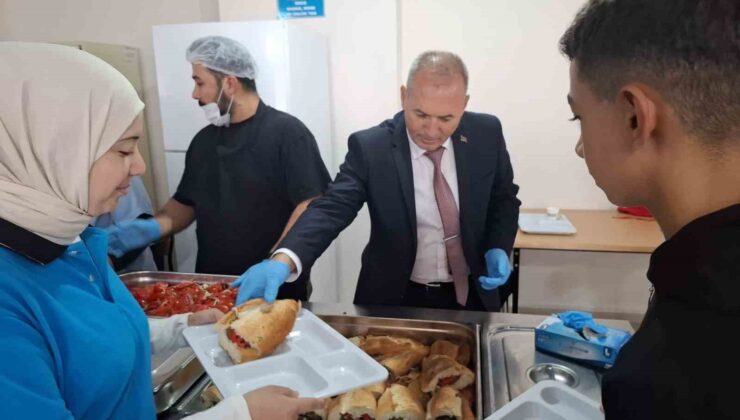 Sarıgöl Milli Eğitim Müdürü pansiyonda kalan öğrencilere yemek dağıttı