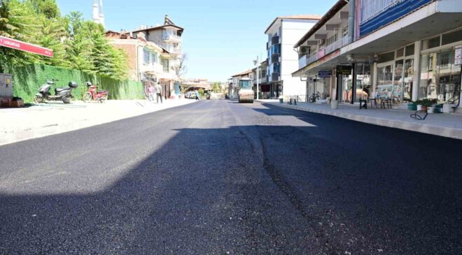 Selendi Atatürk Caddesi’nde yılların yol sorunu çözülüyor