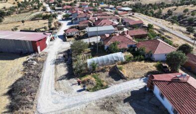 Selendi Gölbaşı’nda yollar ilk kez parke taşına kavuşuyor
