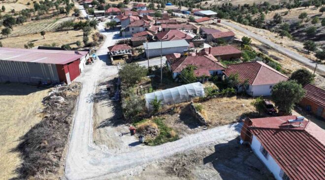 Selendi Gölbaşı’nda yollar ilk kez parke taşına kavuşuyor
