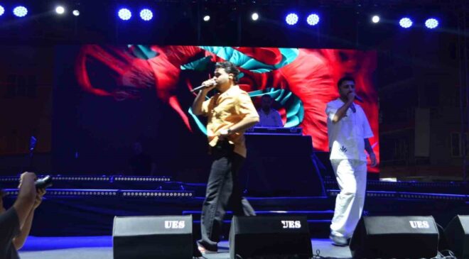 Selendi’de sahne alan Tefo & Seko gençleri coşturdu