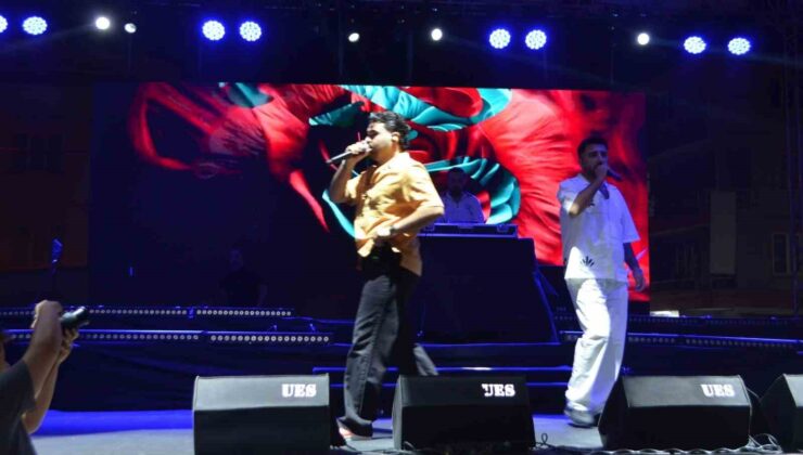 Selendi’de sahne alan Tefo & Seko gençleri coşturdu