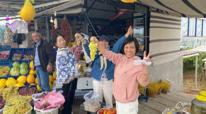 Venezüellalı turistler Sarıgöl üzümlerine hayran kaldı