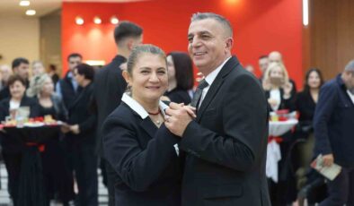Cumhuriyet Balosunda vals ve zeybek bir arada