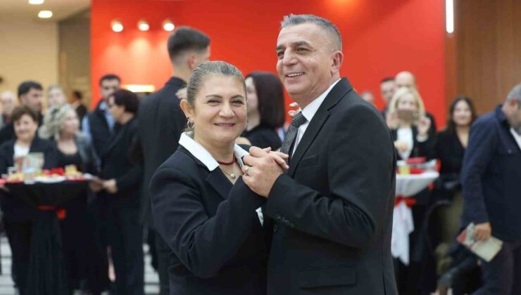 Cumhuriyet Balosunda vals ve zeybek bir arada