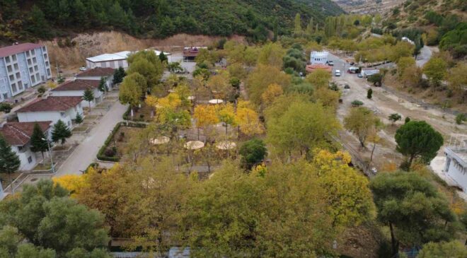 Demirci’de sonbaharın renk cümbüşü havadan görüntülendi